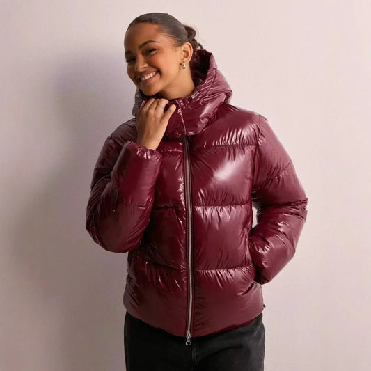 Glänzende Damen Kurz-Pufferjacke mit Kapuze | Leichte Steppjacke im Trend-Look